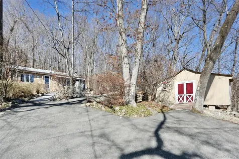 31 Hemlock Hill Lane Montebello NY 10901