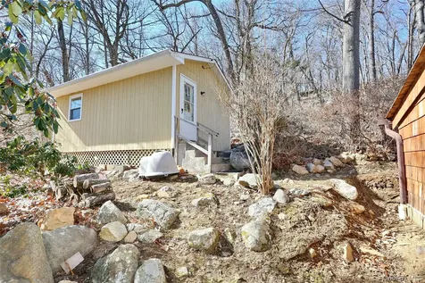 31 Hemlock Hill Lane Montebello NY 10901