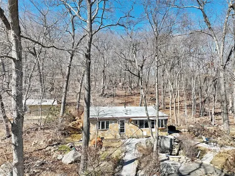 31 Hemlock Hill Lane Montebello NY 10901