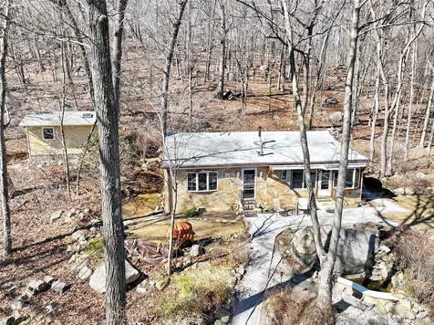 31 Hemlock Hill Lane Montebello NY 10901