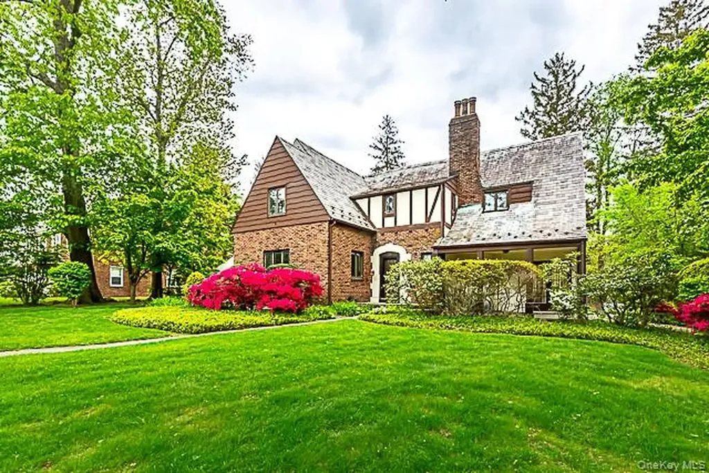 15 Mirrielees Road Great Neck NY 11021