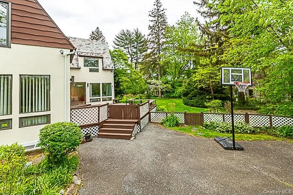 15 Mirrielees Road Great Neck NY 11021