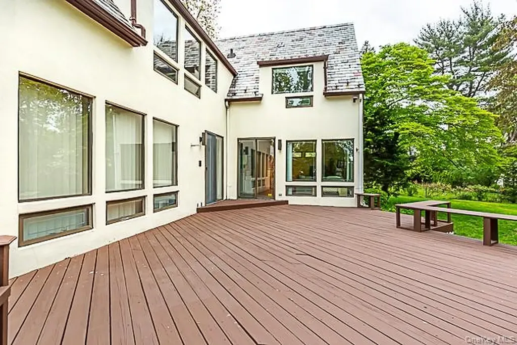 15 Mirrielees Road Great Neck NY 11021