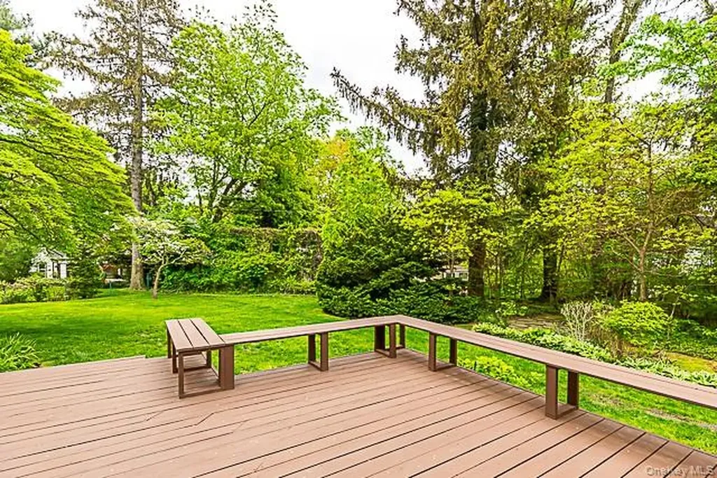 15 Mirrielees Road Great Neck NY 11021