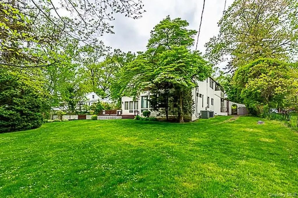 15 Mirrielees Road Great Neck NY 11021