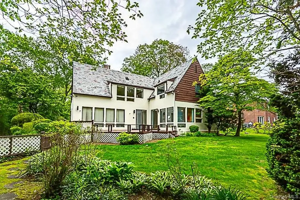 15 Mirrielees Road Great Neck NY 11021