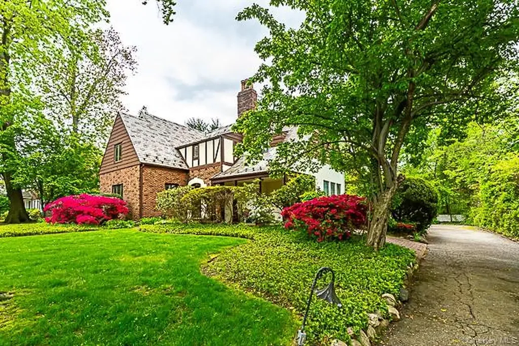 15 Mirrielees Road Great Neck NY 11021