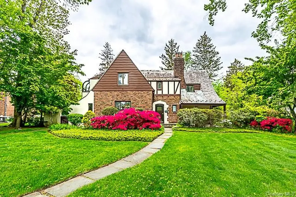 15 Mirrielees Road Great Neck NY 11021