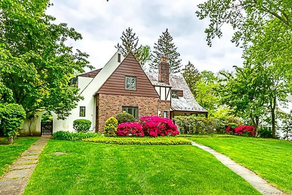 15 Mirrielees Road Great Neck NY 11021
