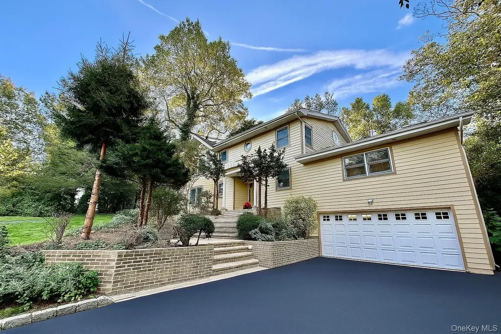 8 Briarfield Drive Great Neck NY 11020