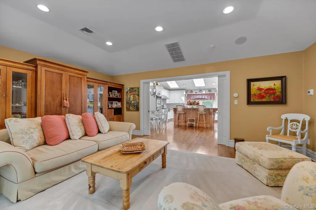 8 Briarfield Drive Great Neck NY 11020