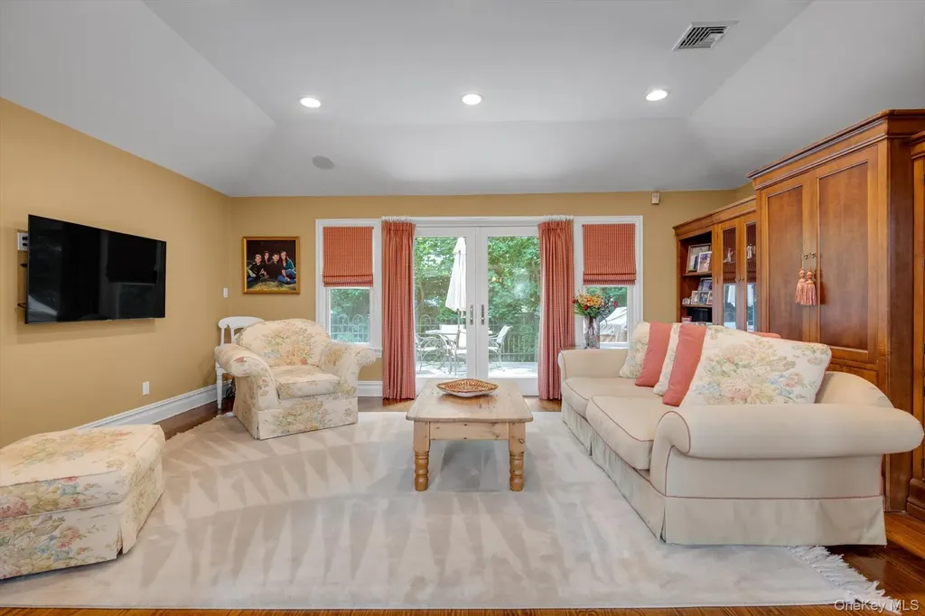 8 Briarfield Drive Great Neck NY 11020
