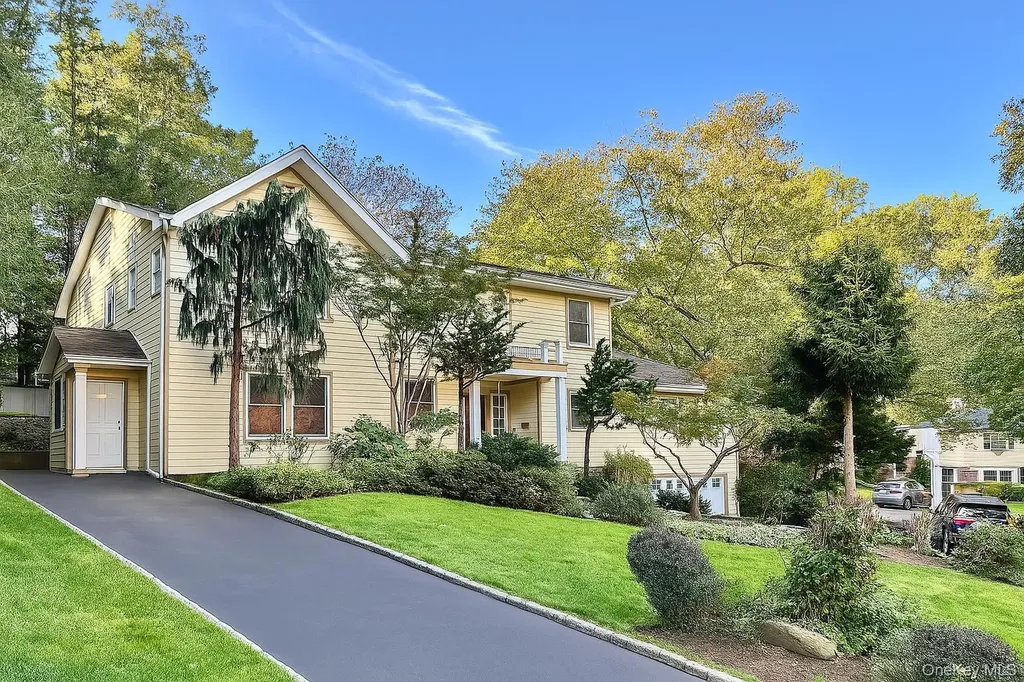 8 Briarfield Drive Great Neck NY 11020