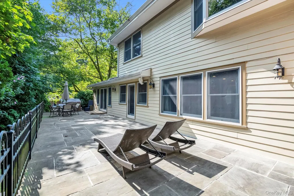 8 Briarfield Drive Great Neck NY 11020