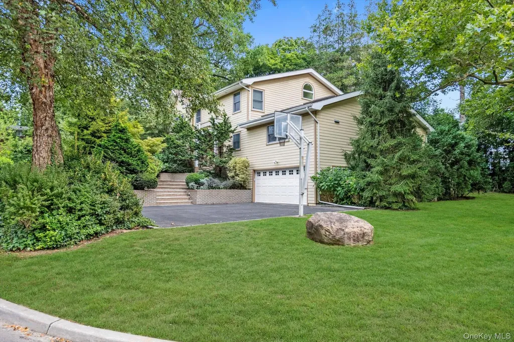 8 Briarfield Drive Great Neck NY 11020