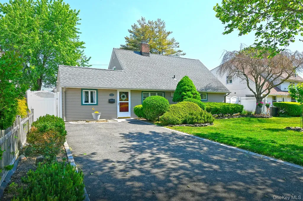 27 Blossom Lane Levittown NY 11756