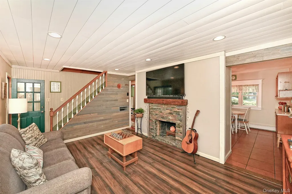 27 Blossom Lane Levittown NY 11756