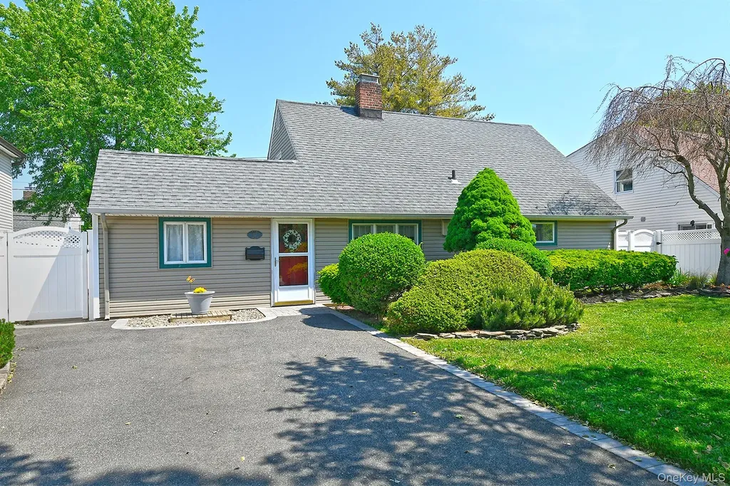 27 Blossom Lane Levittown NY 11756