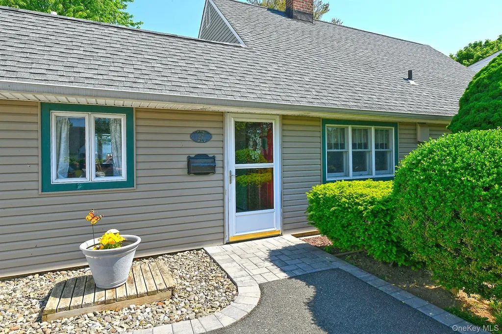27 Blossom Lane Levittown NY 11756