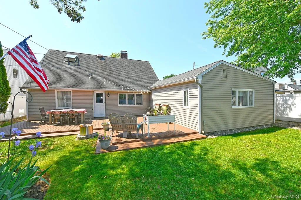 27 Blossom Lane Levittown NY 11756