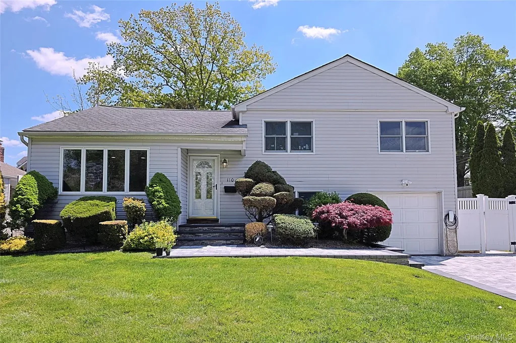 110 Briarwood Lane Plainview NY 11803
