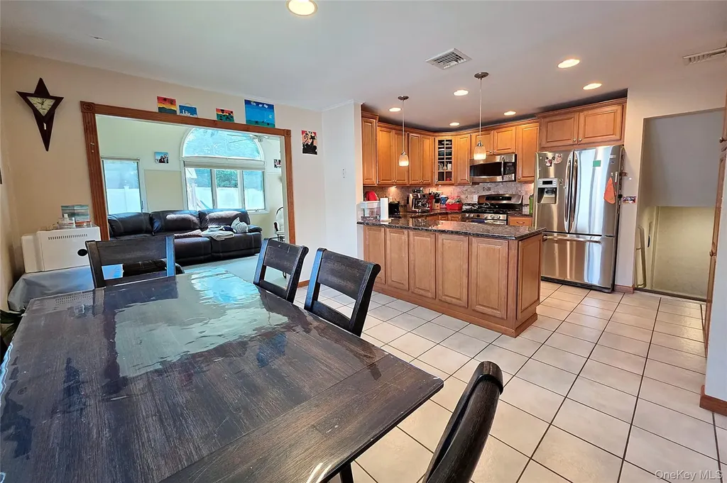 110 Briarwood Lane Plainview NY 11803