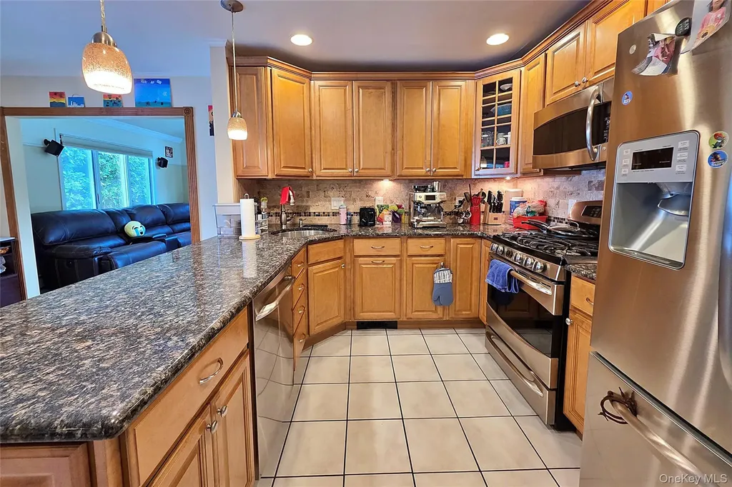110 Briarwood Lane Plainview NY 11803