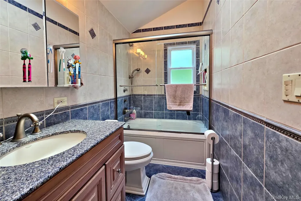 110 Briarwood Lane Plainview NY 11803
