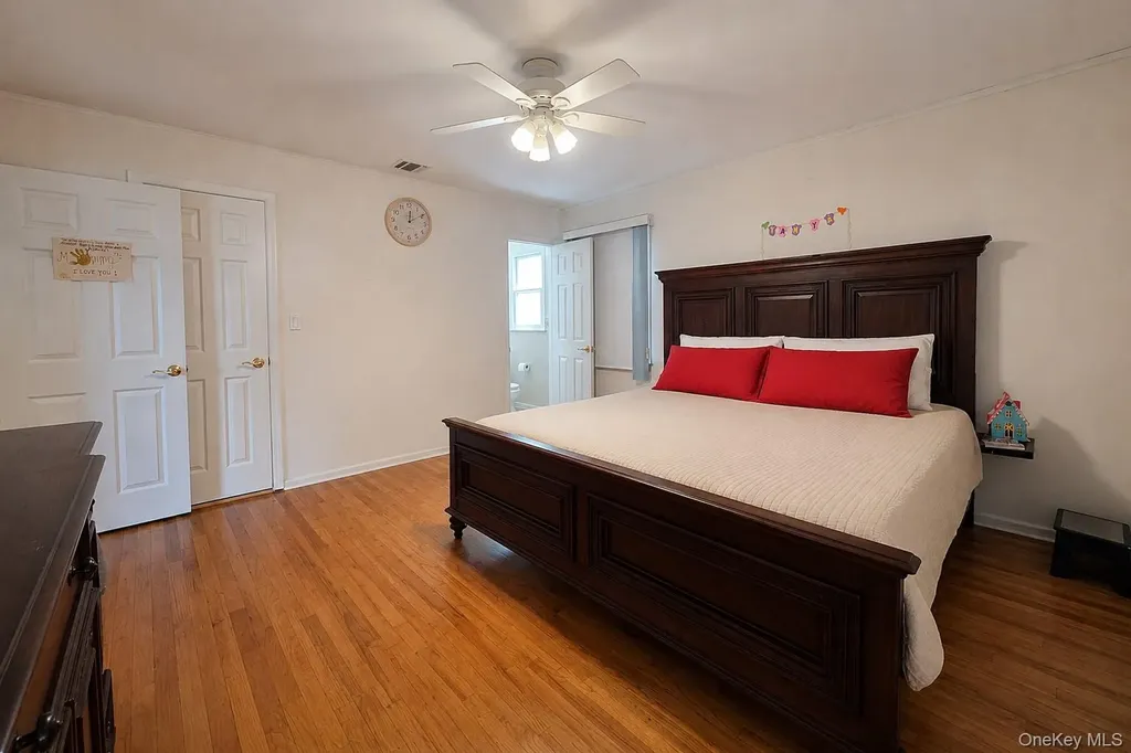 110 Briarwood Lane Plainview NY 11803