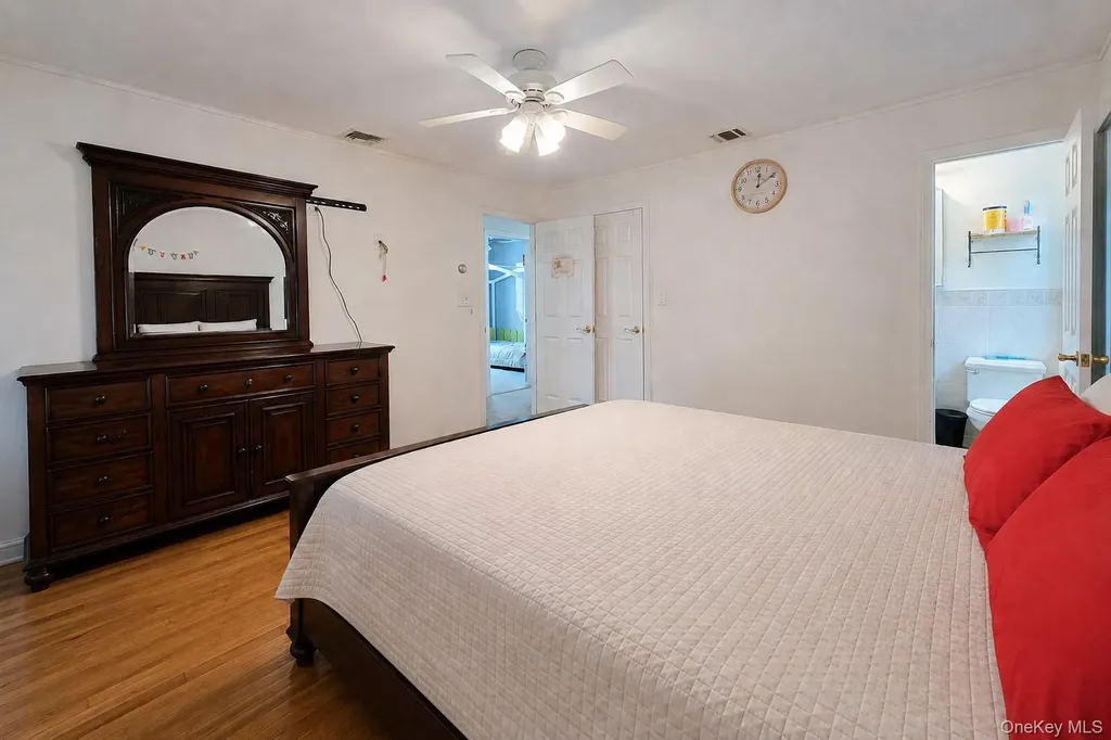 110 Briarwood Lane Plainview NY 11803