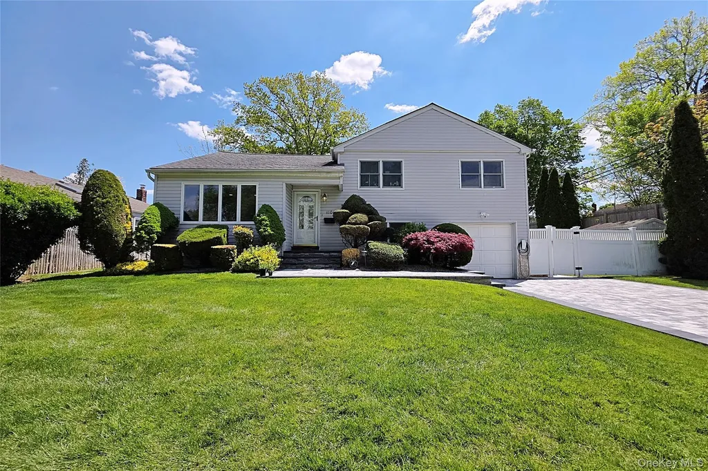 110 Briarwood Lane Plainview NY 11803