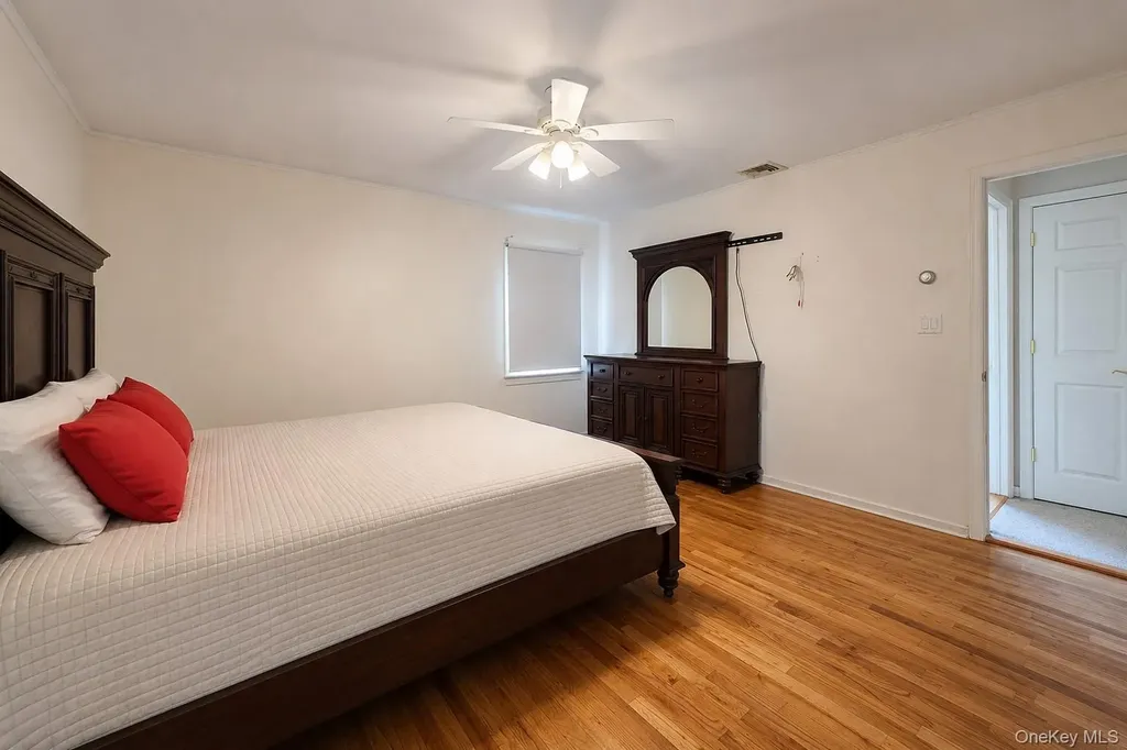 110 Briarwood Lane Plainview NY 11803