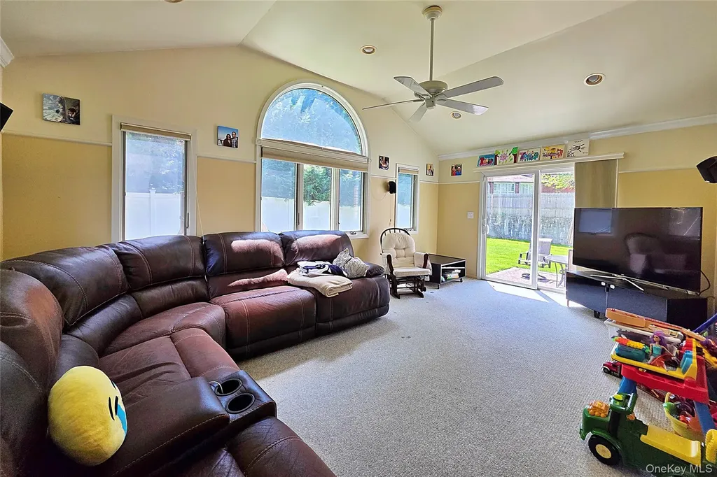 110 Briarwood Lane Plainview NY 11803