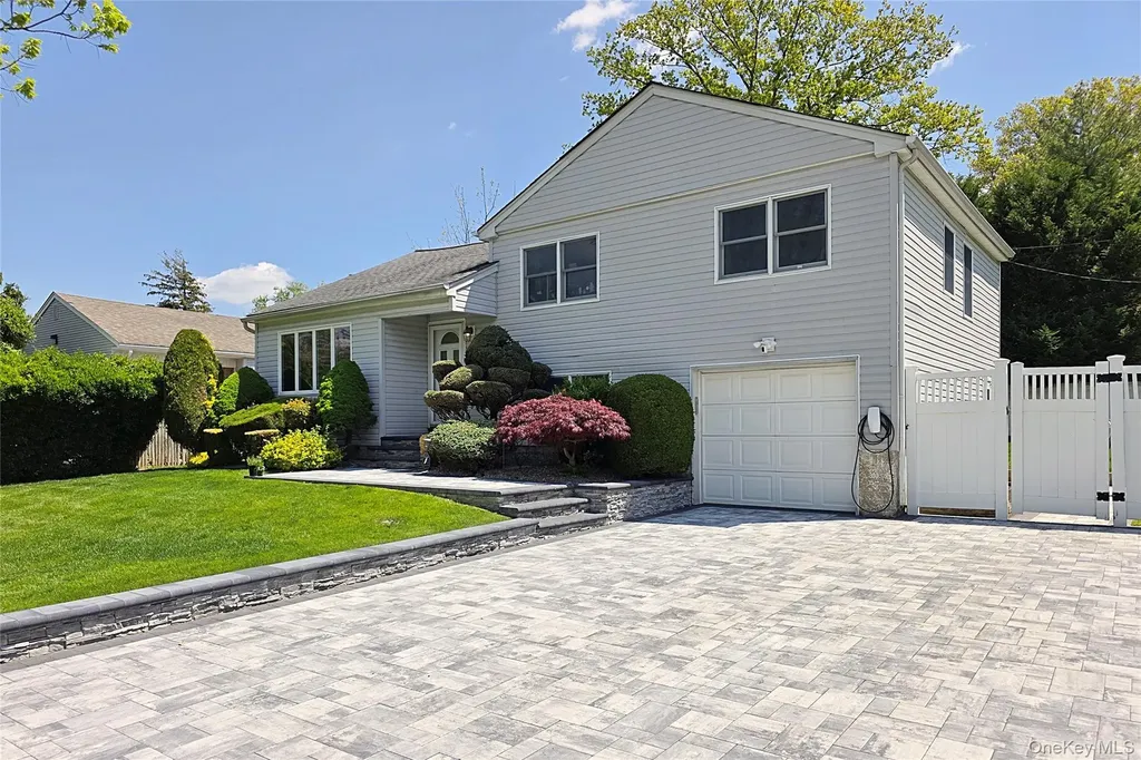 110 Briarwood Lane Plainview NY 11803