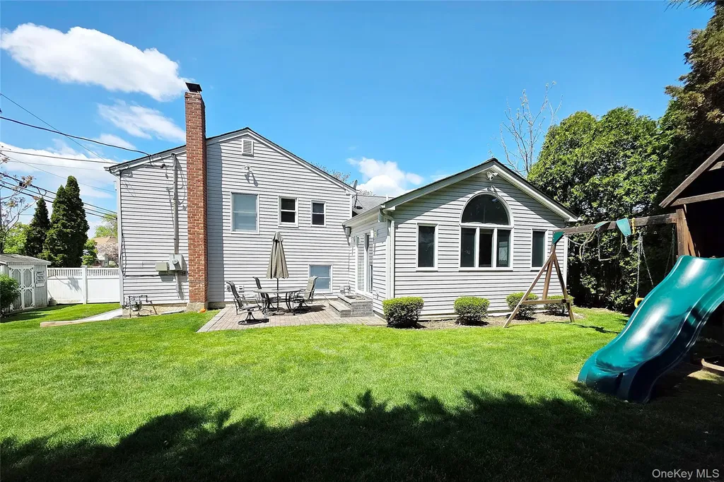 110 Briarwood Lane Plainview NY 11803