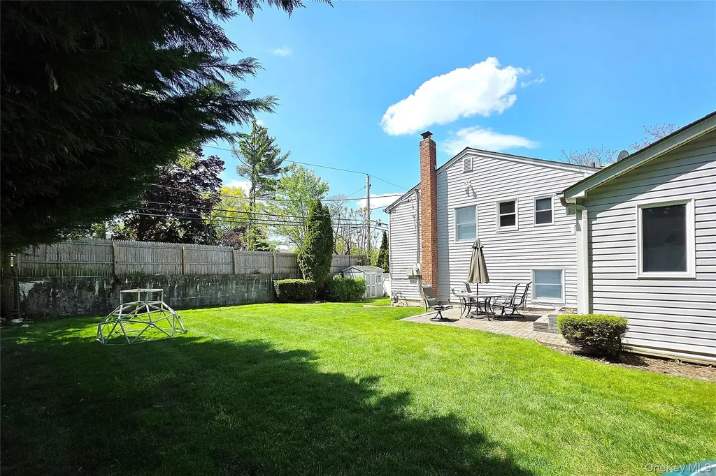 110 Briarwood Lane Plainview NY 11803