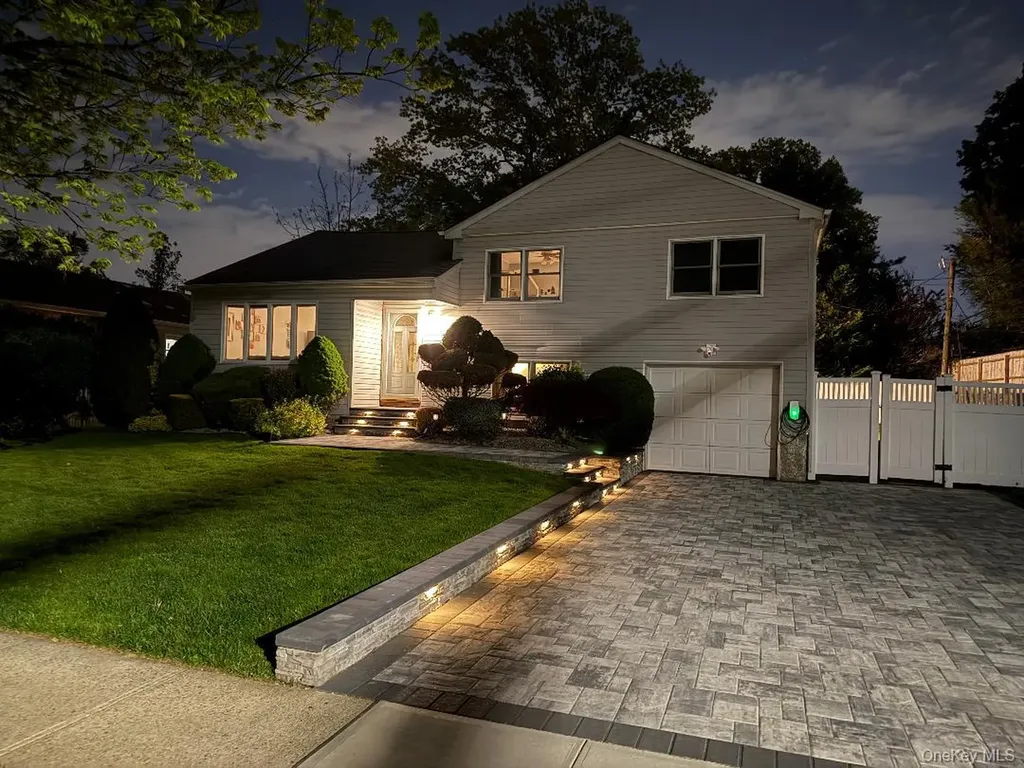 110 Briarwood Lane Plainview NY 11803