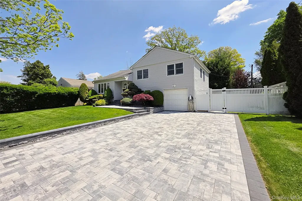 110 Briarwood Lane Plainview NY 11803
