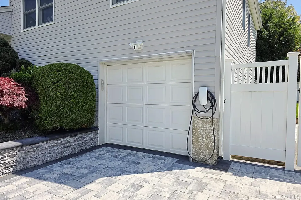 110 Briarwood Lane Plainview NY 11803