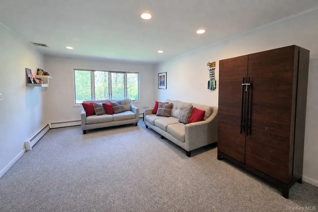 110 Briarwood Lane Plainview NY 11803