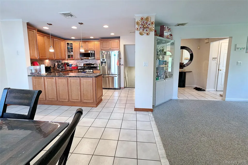 110 Briarwood Lane Plainview NY 11803