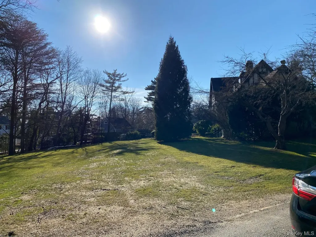 940 Smith Lane Hewlett Neck NY 11598