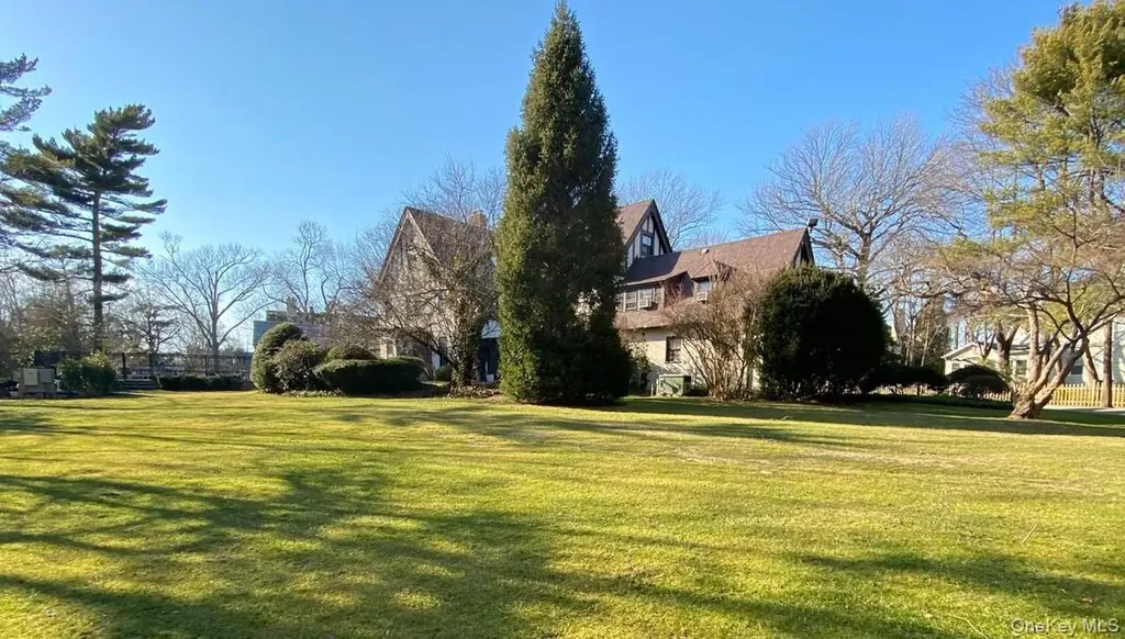 940 Smith Lane Hewlett Neck NY 11598