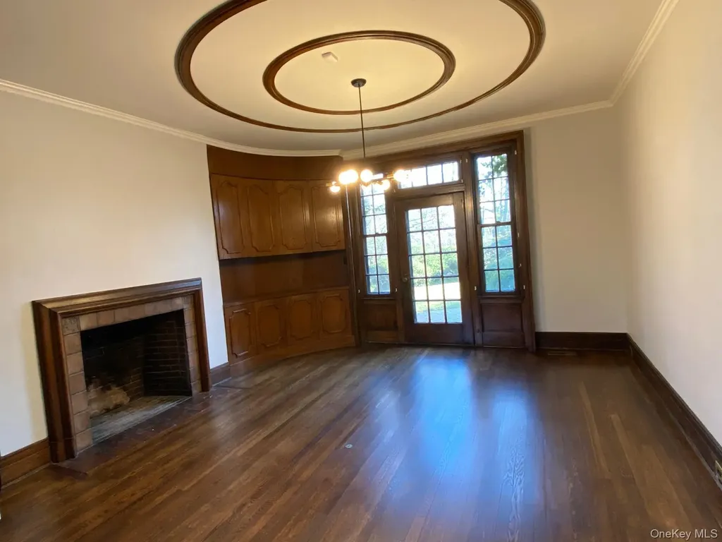 940 Smith Lane Hewlett Neck NY 11598