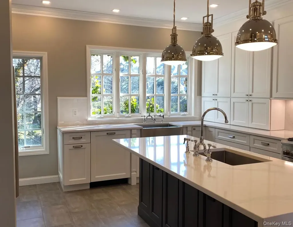 940 Smith Lane Hewlett Neck NY 11598