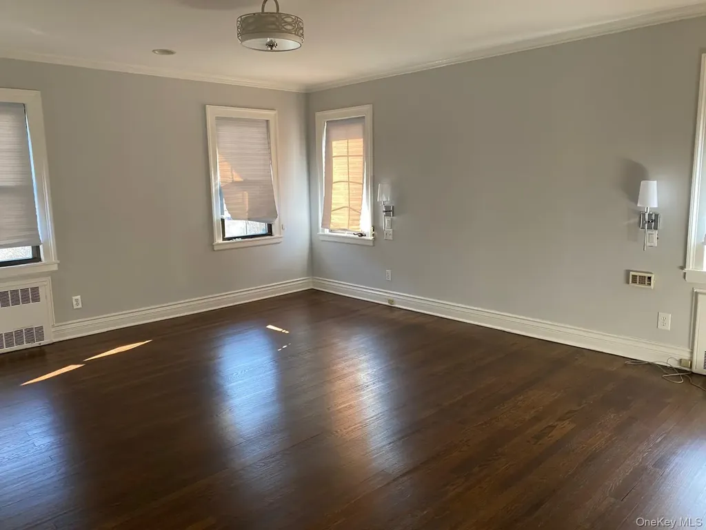 940 Smith Lane Hewlett Neck NY 11598