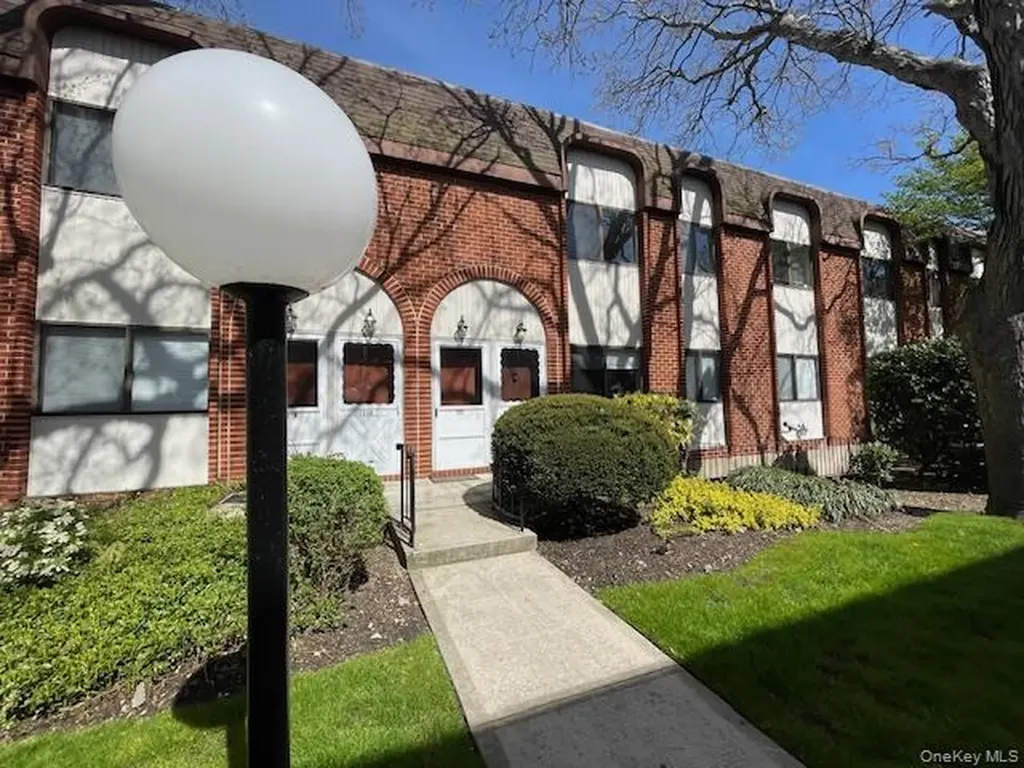 757 Chestnut Street Cedarhurst NY 11516
