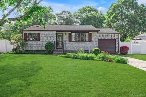 472 Bohemia Parkway Sayville NY 11782