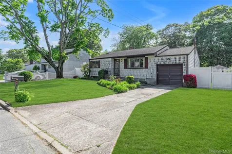 472 Bohemia Parkway Sayville NY 11782