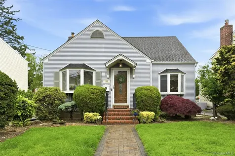 152 Collins Avenue Williston Park NY 11596